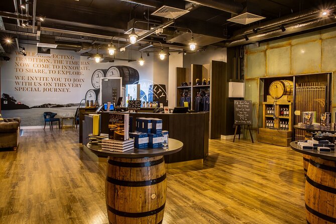 Clonakilty Distillery: Tour & Classic Whiskey Tasting - The Cask Room and the flavor of wood