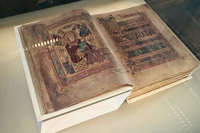 Dublin Book of Kells, Castle and Molly Malone Statue Guided Tour - Who should book this walking tour?