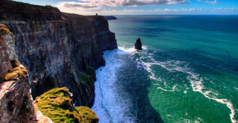 Dublin: Cliffs of Moher, Ennis, & Bunratty Castle Day Tour - The early start at Starbucks Crampton Quay