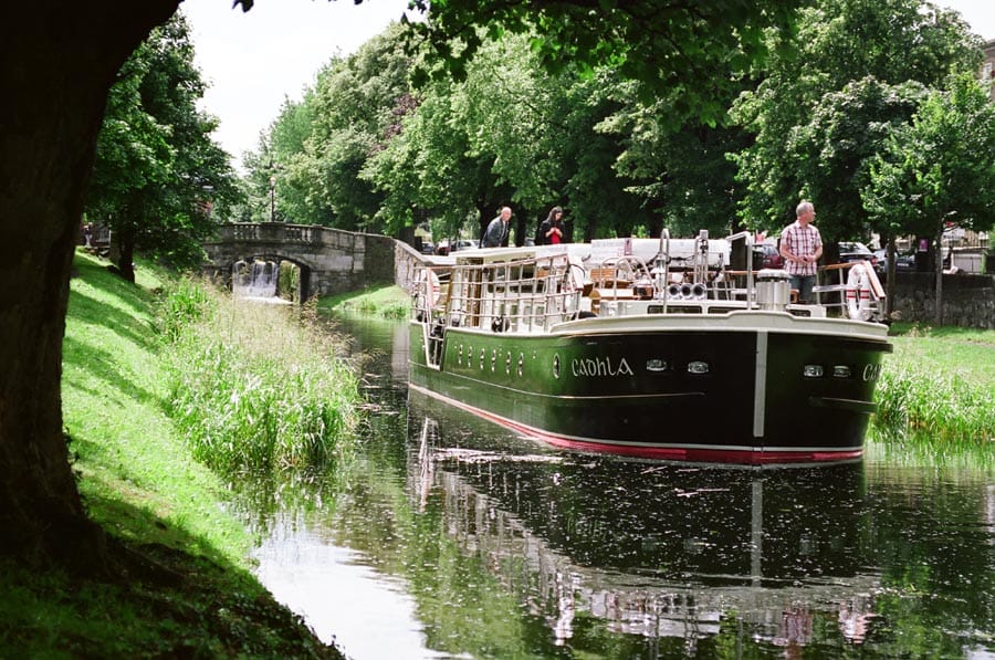 Dublin: Grand Canal Cruise with Dinner - Time on deck adds variety