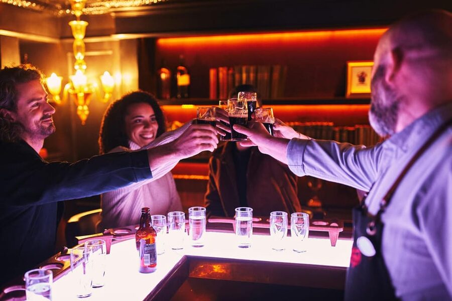 Dublin: Guinness Storehouse Connoisseur Experience - Learning the Guinness pouring ritual
