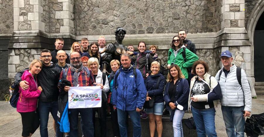 Dublin Highlights: 2.45-Hour Walking Tour in Italian - Dublin Castle and the long shadow of British rule