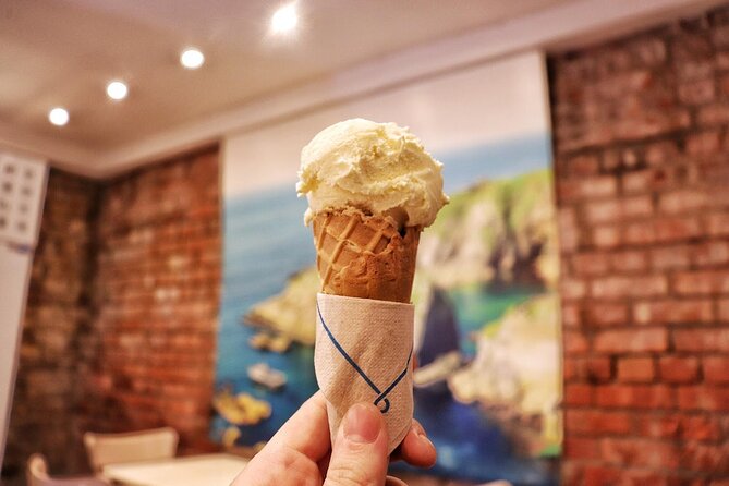Dublin Historical Centre Food Tour with 8 Food Tastings & Drinks - Warm sausage rolls and a secret taste