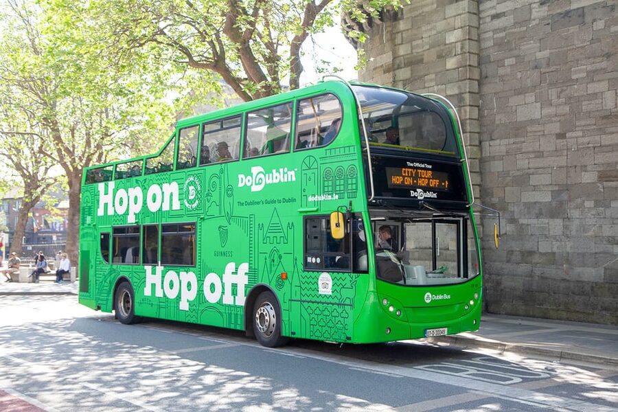 Dublin: Hop-on Hop-off Tour with Live German Commentary - Merrion Square and the cultural heart of Dublin