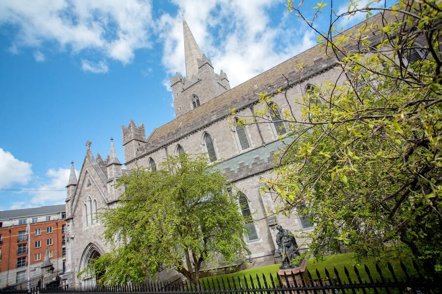 Dublin: Hop-on Hop-off Tour with Live German Commentary - Kilmainham, Heuston, and Phoenix Park