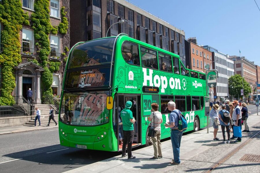 Dublin: Hop-on Hop-off Tour with Live German Commentary - Collins Barracks, Jameson, and the Four Courts