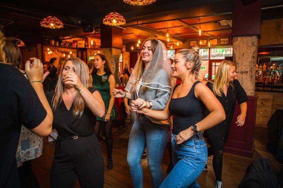 Dublin: Irish Music and Dance Show with Dance Lesson - How the two-hour schedule works for a Dublin day