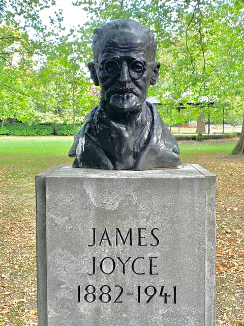 Dublin: Literary Walking Tour - Wilde, Yeats & Joyce - Meeting Wolfe Tone beside Stephens Green
