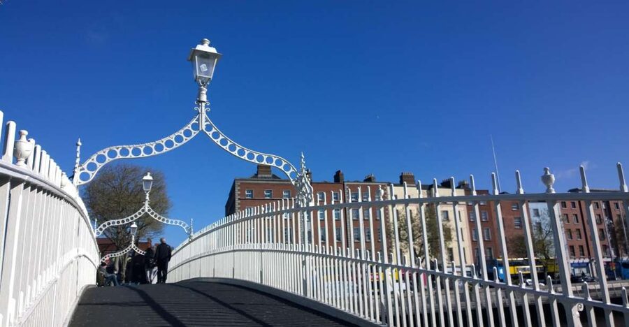 Dublin: Private City Tour in German - Choosing literature, architecture, or darker stories