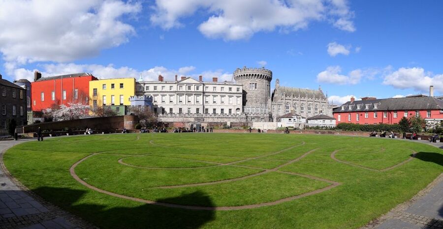 Dublin: Private Tour of City Monuments in Spanish - Molly Malone, Trinity College, and Dublin’s familiar symbols